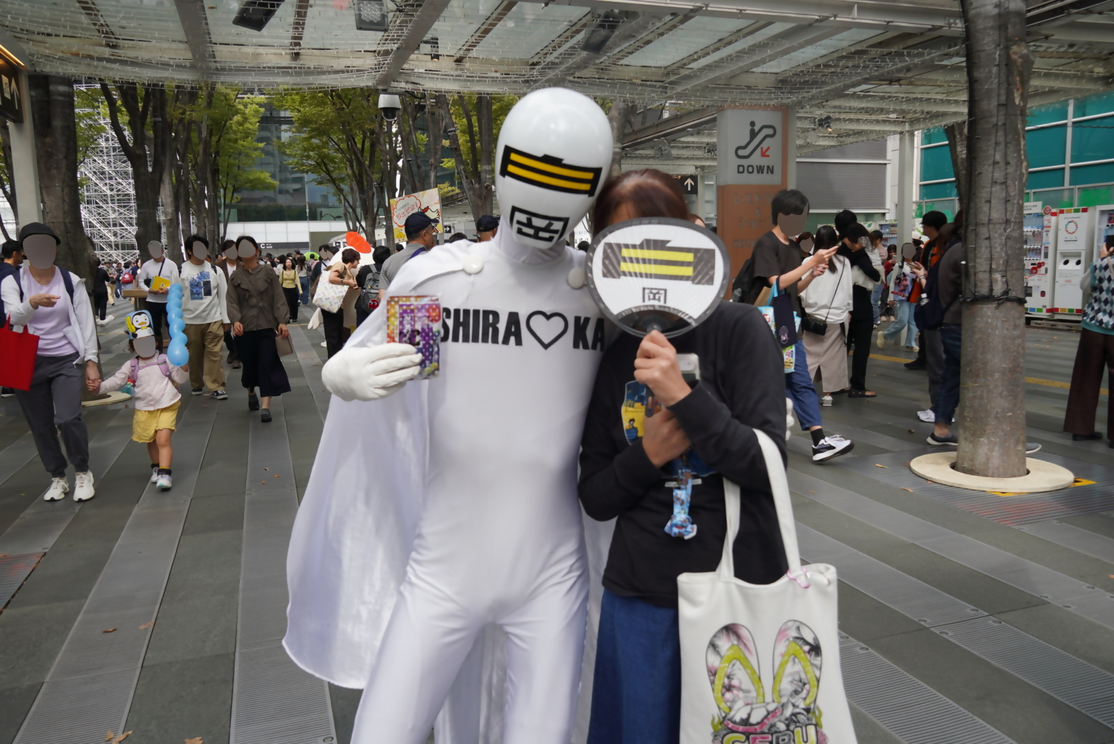 おまつりのうちわを持ってきてくれたかたもいました。なんと仮面への差し入れも!ありがとうございます