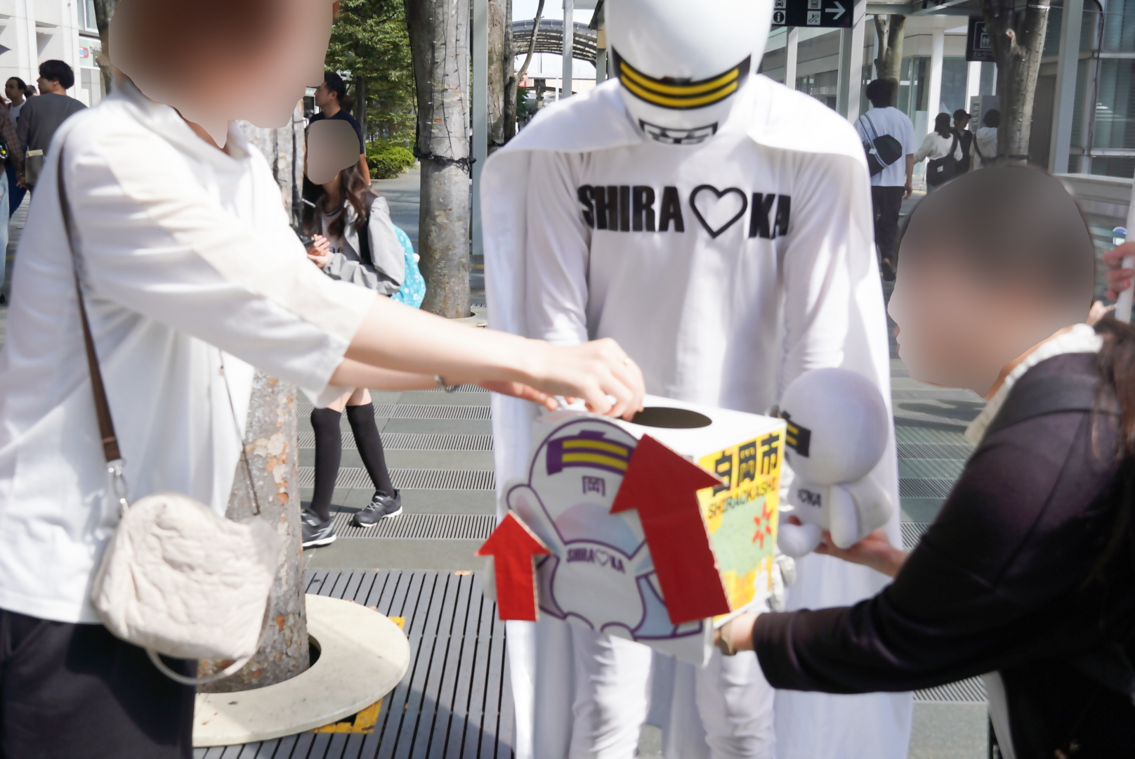 投票BOXにコインを入れてもらう瞬間の写真です たくさんの方に来ていただきました