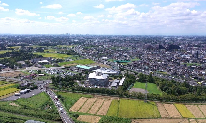 上空から見た白岡市役所庁舎とその周辺の風景