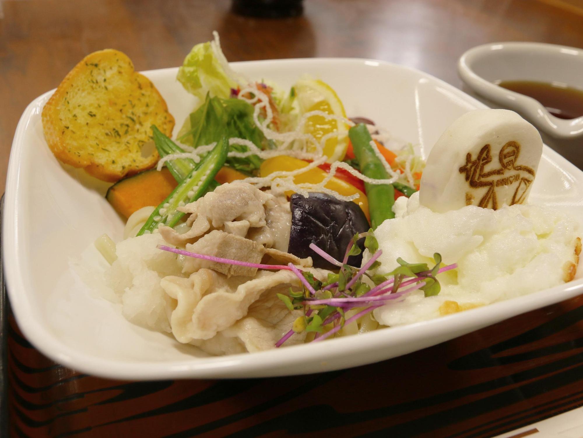 夏野菜や冷しゃぶ、シラオ仮面の焼印が入ったはんぺんがワンプレートに盛られた福いちの夏のシラオカ麺の写真