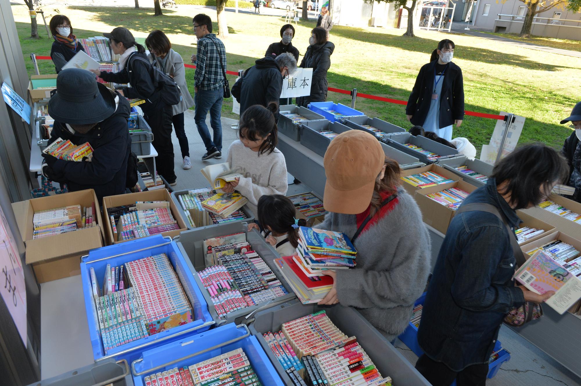 こもれびの森まつりのイメージです。目玉イベントのひとつ、古本市では、参加者から提供されたたくさんの古本が販売され、別の方の手へと移っていきます。