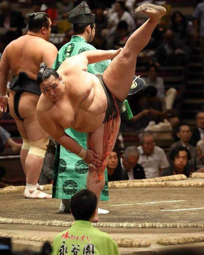 大相撲の土俵で高く足を上げて四股を踏む宝香鵬さん。圧倒的な迫力です。