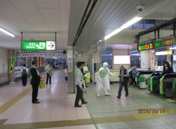 白岡駅の改札前でポイ捨て活動防止をしている写真