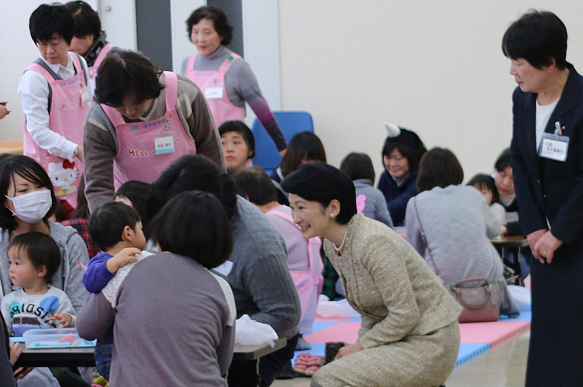 子供連れの母親に笑顔で話しかけている秋篠宮妃殿下の写真