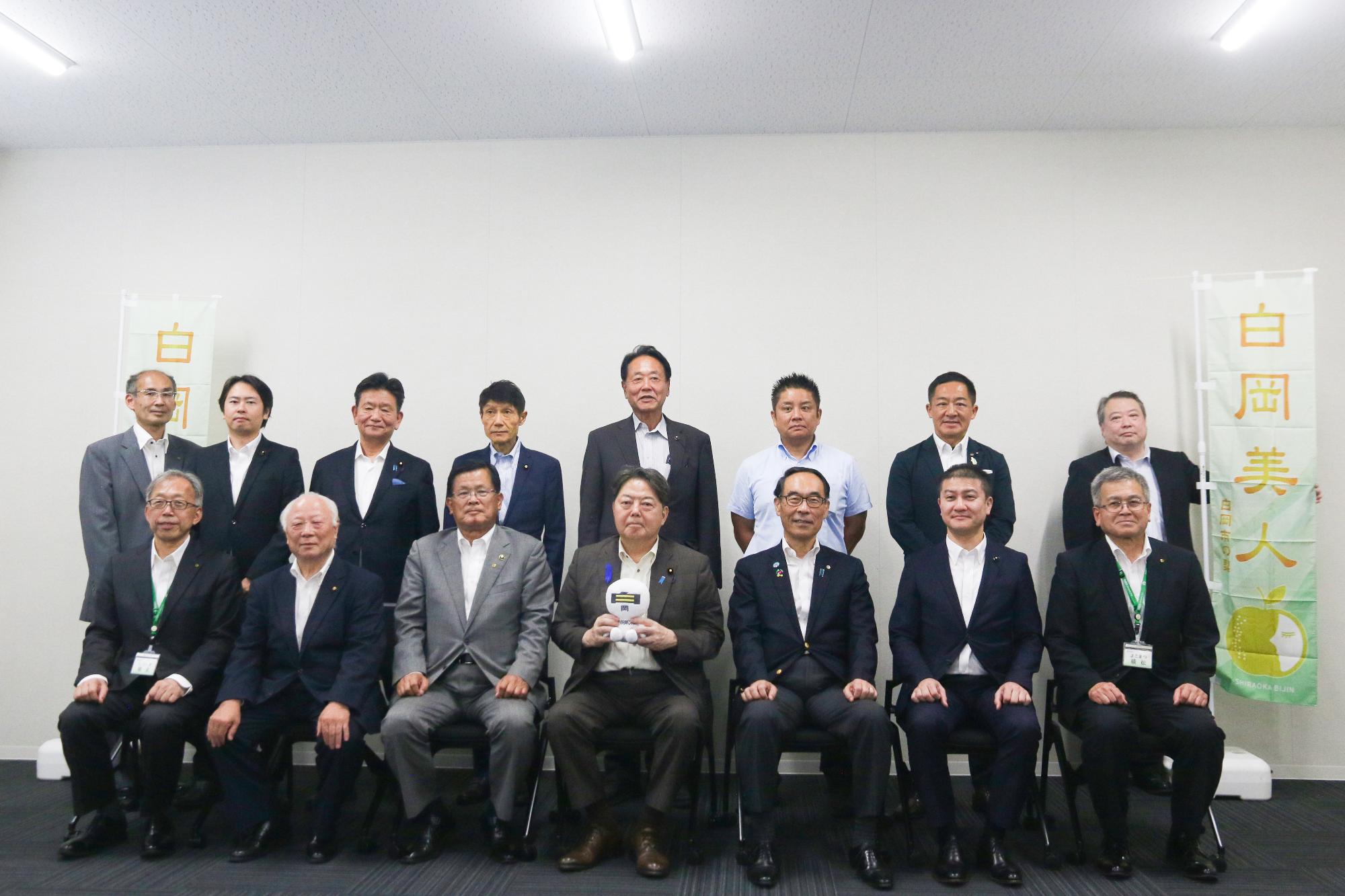 林芳正総務大臣視察時の集合写真