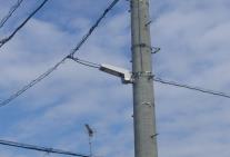 電柱に取り付けられたLED防犯灯の写真
