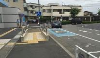 車いす用の駐車スペースの横に設置された両側に手すりがある乗降スペースの写真