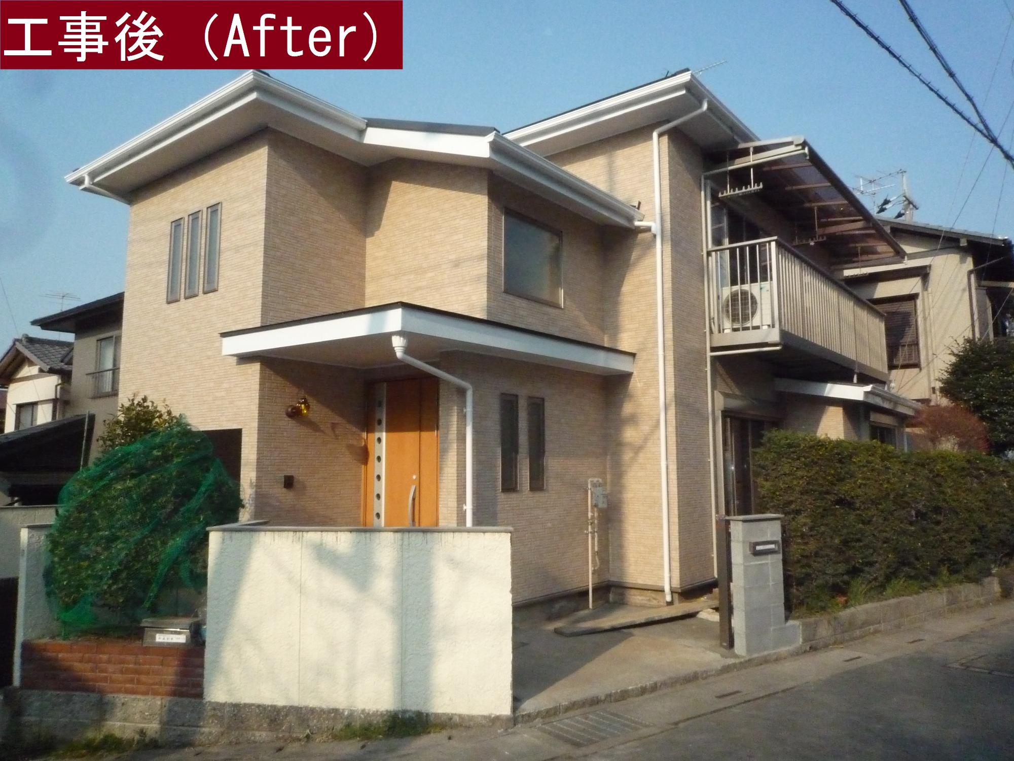 外壁が明るいベージュ色に塗り替えられた工事後の建物の写真