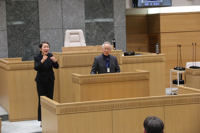 遠藤議会報告会実行委員長による閉会の挨拶