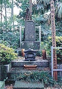 木々が茂る中で追福の石碑が写った写真