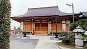 木造で瓦屋根の平屋の建物の写真