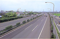 3台ほどの自動車が走っている東北自動車道の写真
