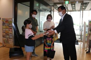 山下さんご家族の娘さんに記念品を渡す市長の写真