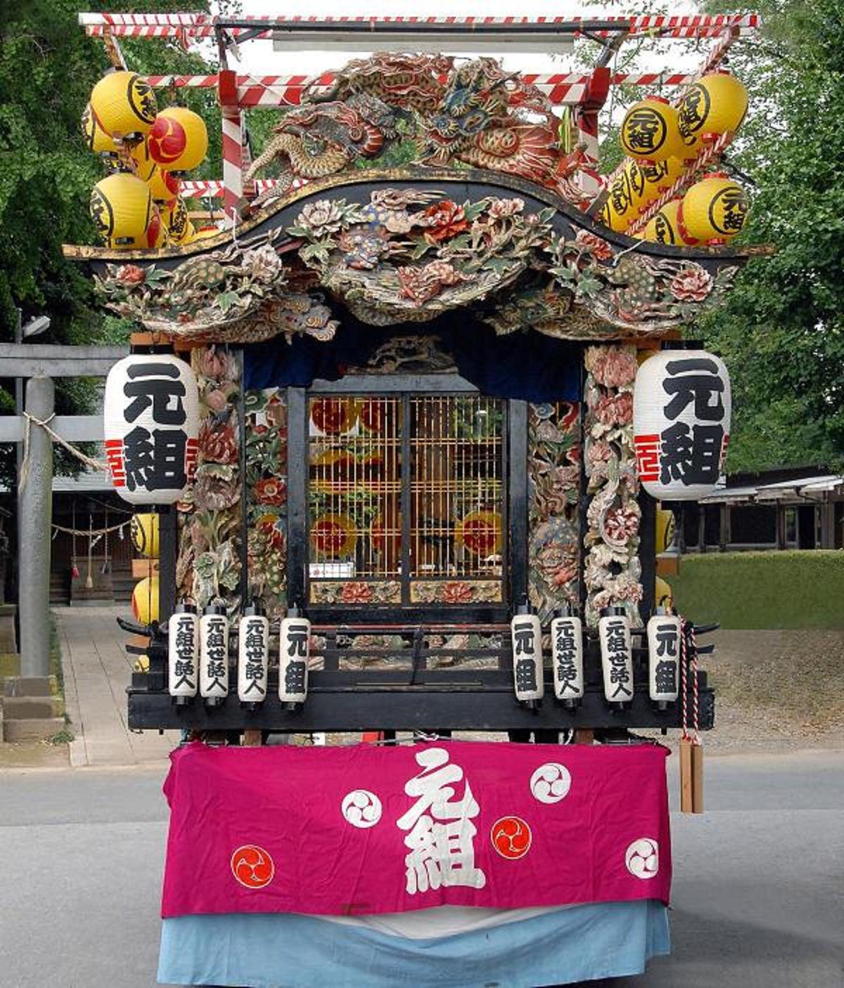 両端に「元組」と書かれた提灯を下げた大きな山車の写真