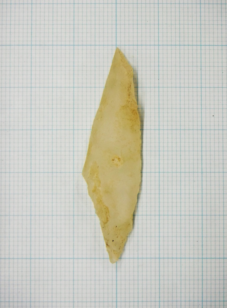 両端が鋭くとがった黄色のナイフ形石器の写真