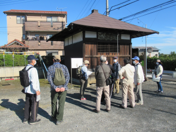 実ケ谷薬師堂にて小さなお堂の前に集まる参加者の方々の写真