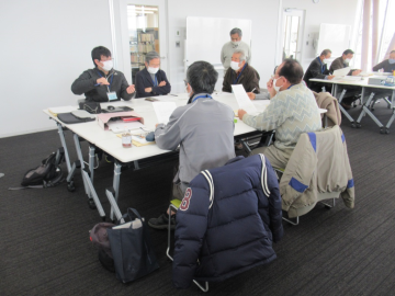 同じ斑の6人が席につき資料などを見ながら話し合いをしている様子の写真