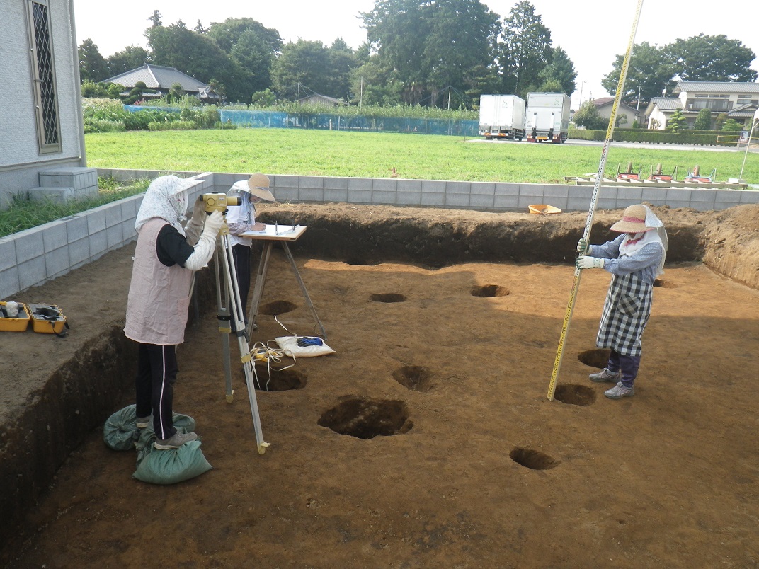図面記録作業を行う3名の作業員の写真