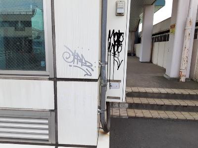 落書きされたエレベーター裏