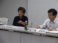 会長、副会長が隣同士で座り、左側の副会長が話をしている様子の写真