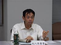 席に座り話をしている様子の大八木委員の写真