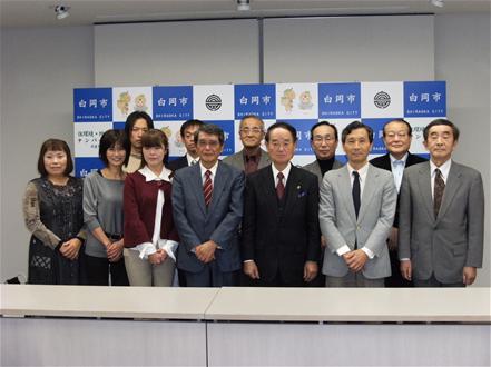 前列に7名の方、後列に5名の方が並び記念撮影をしている写真