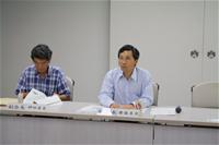 2名の男性が席に座っている会議風景の写真
