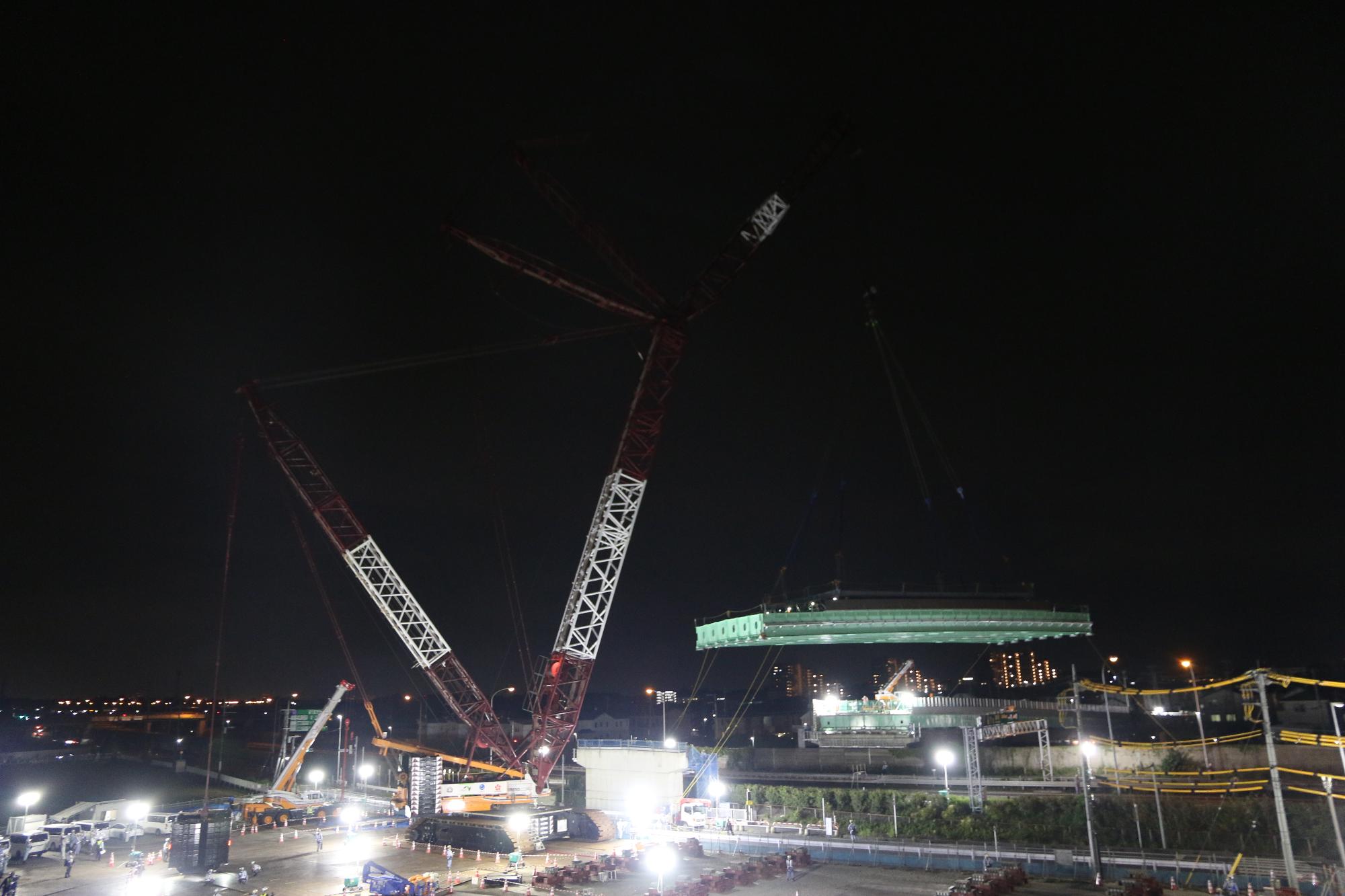 大型クレーンが旋回している写真