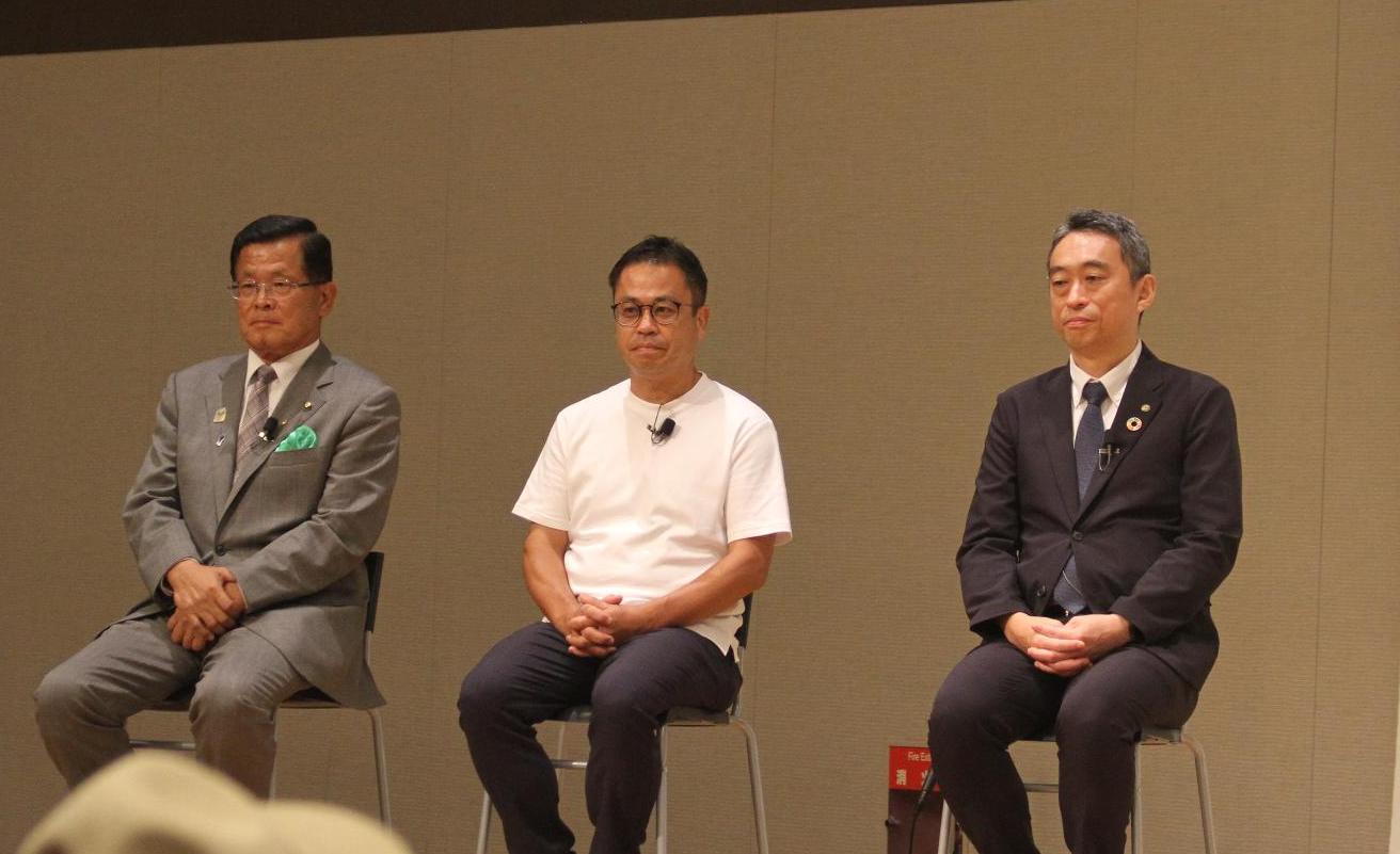 代表三人が登壇している様子
