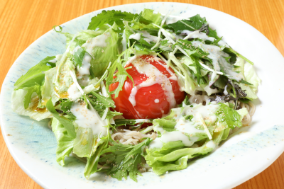 麺の上に葉物野菜とトマトがのった更科の白岡の太陽とヨーロッパ野菜の白彩蕎麦の写真