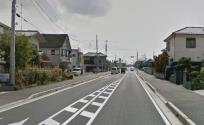 片側一車線の車道の両側に一段高い歩道がある白岡篠津線の写真