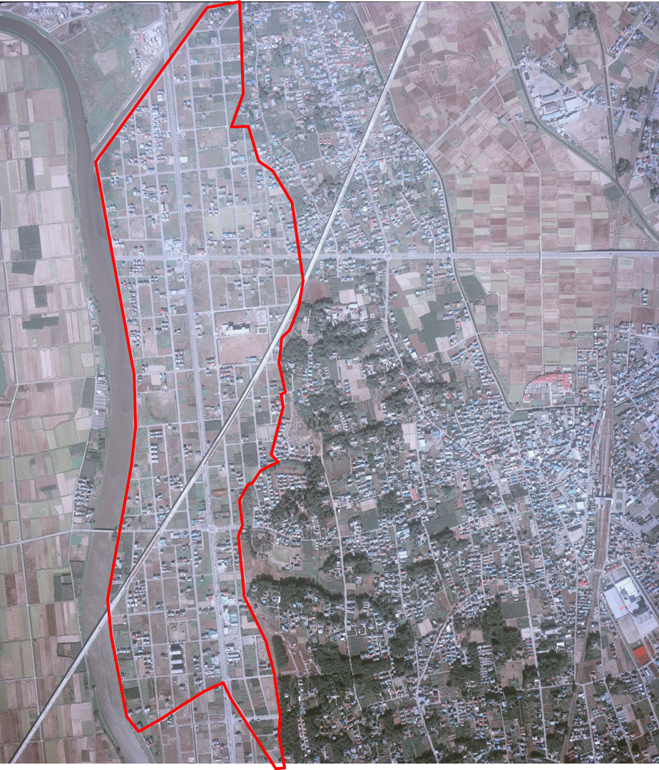 空中から撮影された昭和55年の施行前の白岡篠津土地区画を赤い線で囲んだ画像