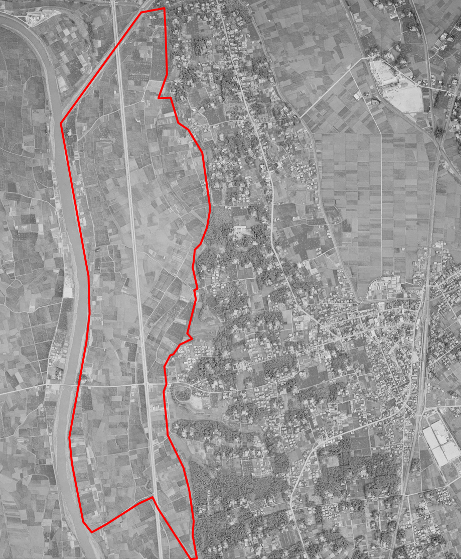 空中から撮影された昭和43年の施行前の白岡篠津土地区画を赤い線で囲んだ画像