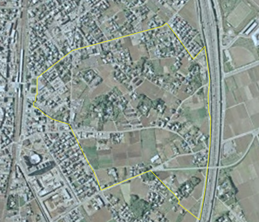 空中から撮影された施行前の平成8年の白岡駅東部中央土地区画を黄色い線で囲んだ画像