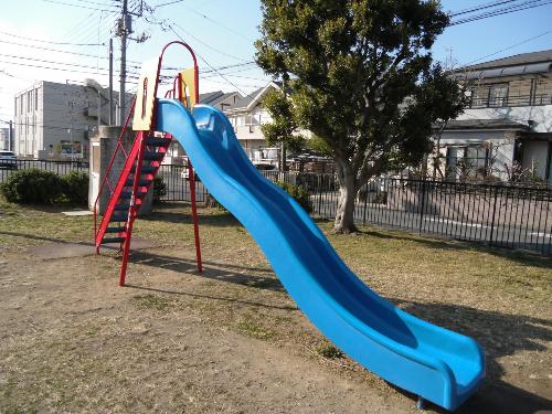 ウェーブがかかったすべり台