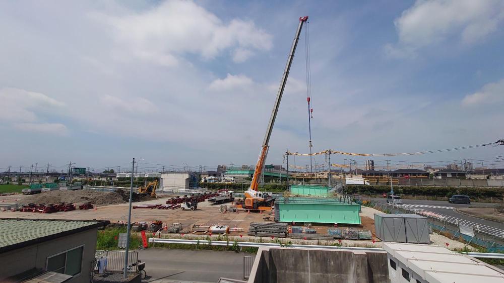 橋桁を組み立てている様子の写真