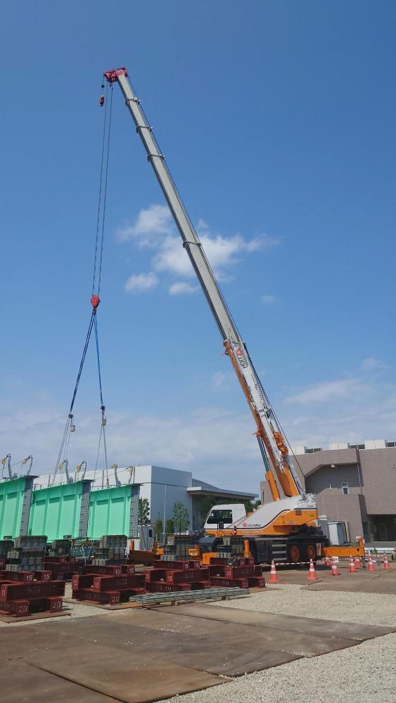 橋桁を組み立てている様子の写真