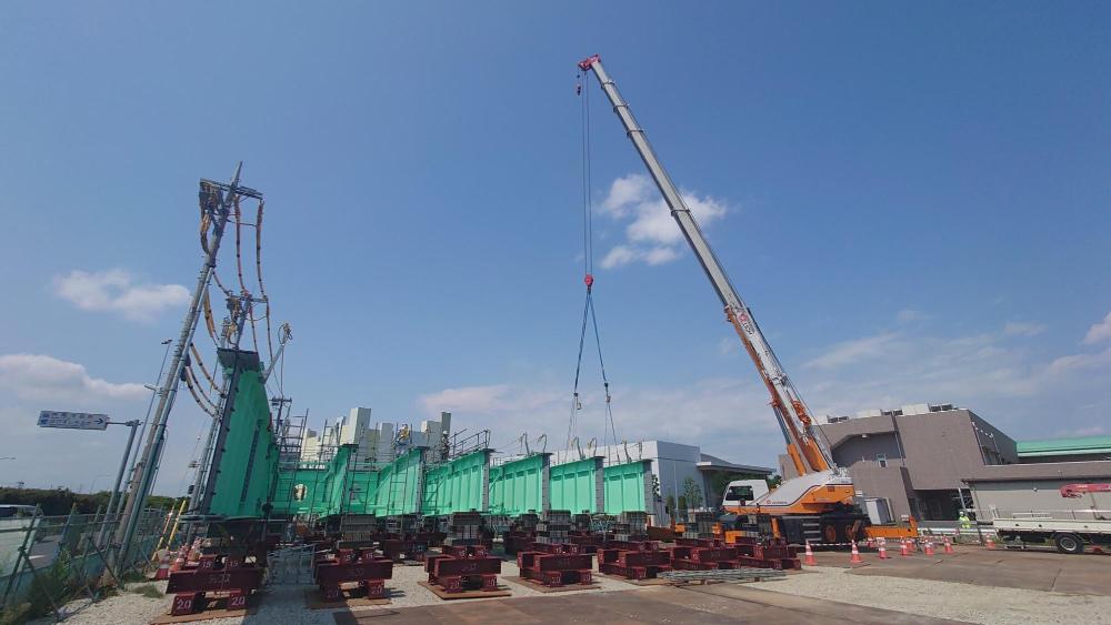 橋桁を組み立てている様子の写真