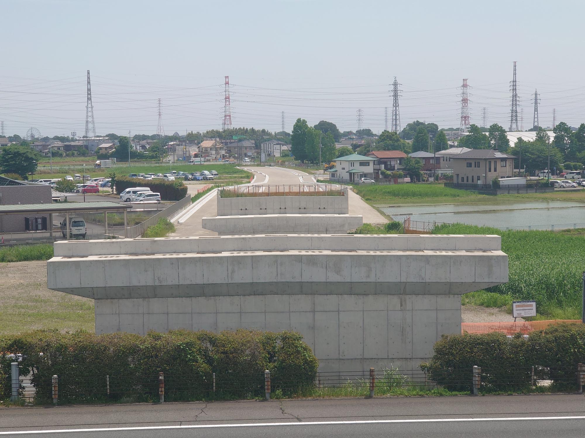 白岡宮代線の土台となる橋脚をアップにして撮影した写真