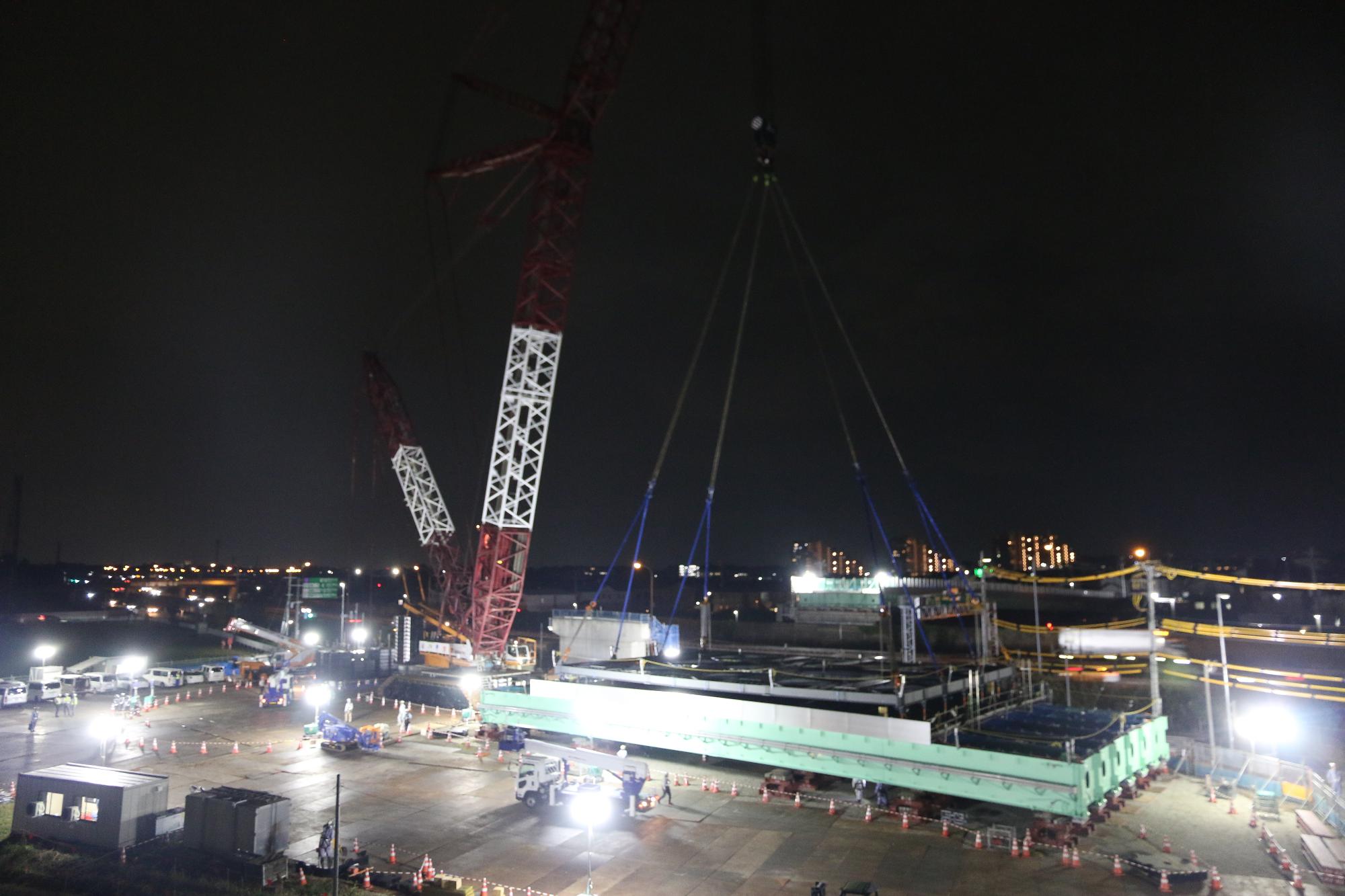 大型クレーンが待機している写真