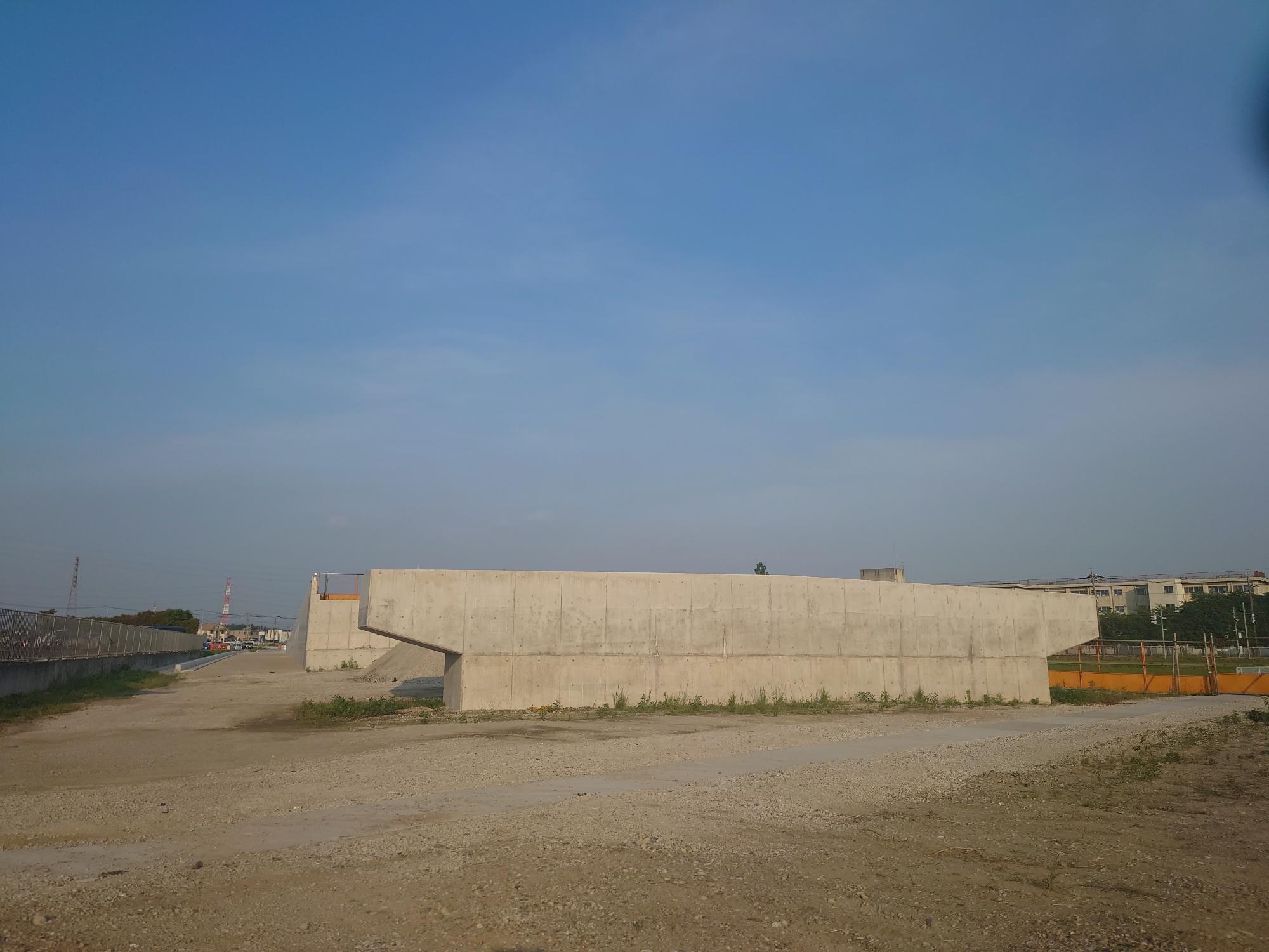 白岡宮代線の土台となる橋脚の少し奥に擁壁部が見える写真