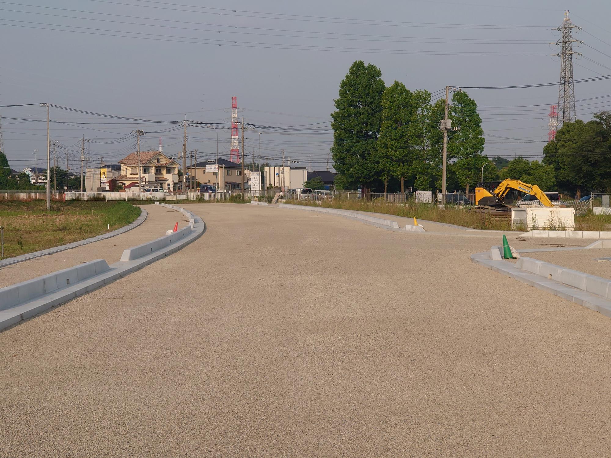 左へ曲がる道を整備している途中の都市計画道路の写真