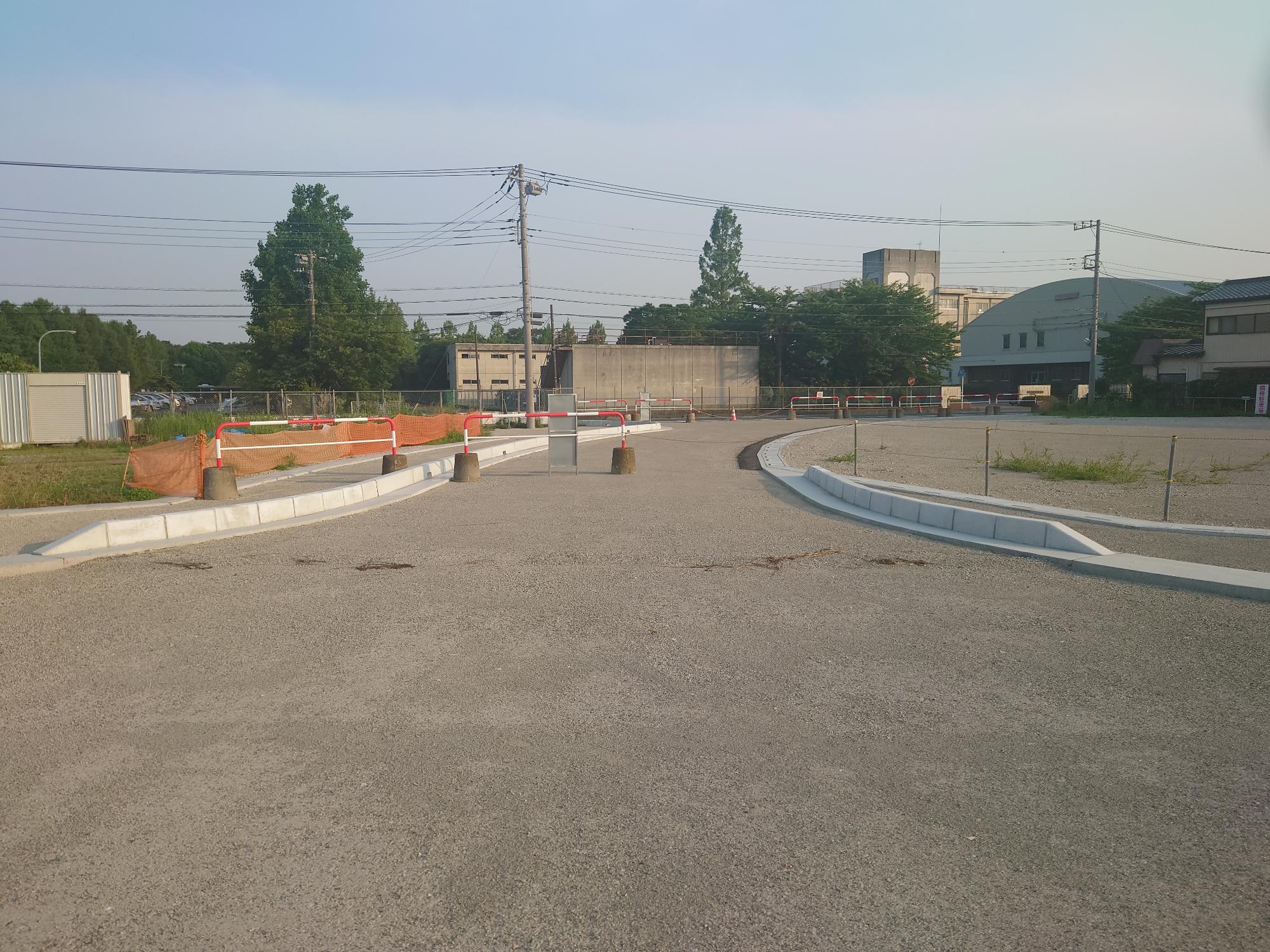 立ち入り禁止のバーが建てられた整備中の都市計画道路の写真