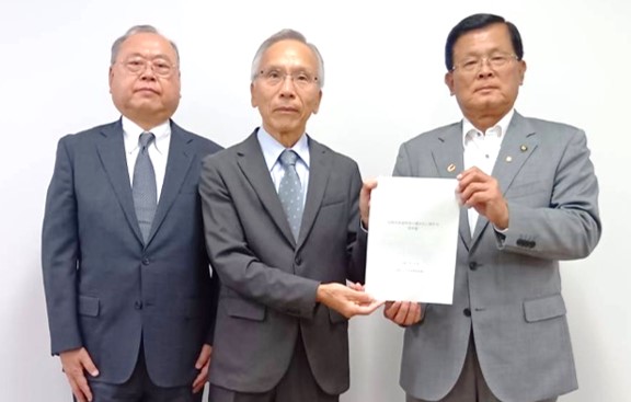 右から藤井市長、青木会長、佐藤副会長