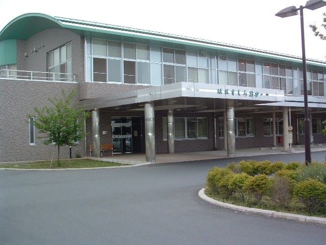 建物の、駐車場から、撮影した、保健センターの建物の写真