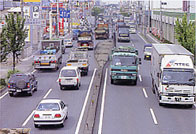 県道さいたま・栗橋線をたくさんの車が走っている様子を撮影した写真