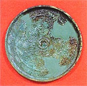 銅色の円形の菊双鳥鏡の写真