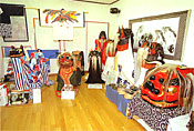 獅子舞の衣装や面などが展示されている写真