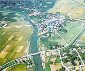 川の左右に平地が広がっている航空写真