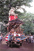 森の中に神輿を乗せた台車がたたずんでいる、岡泉の天王様の様子を写した写真